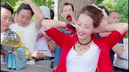 网红歌曲外国小伙唱歌,外国小伙演绎网红歌曲，跨越文化界限的动人旋律