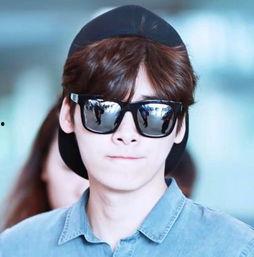 男明星墨镜写真,揭秘男明星的时尚写真魅力